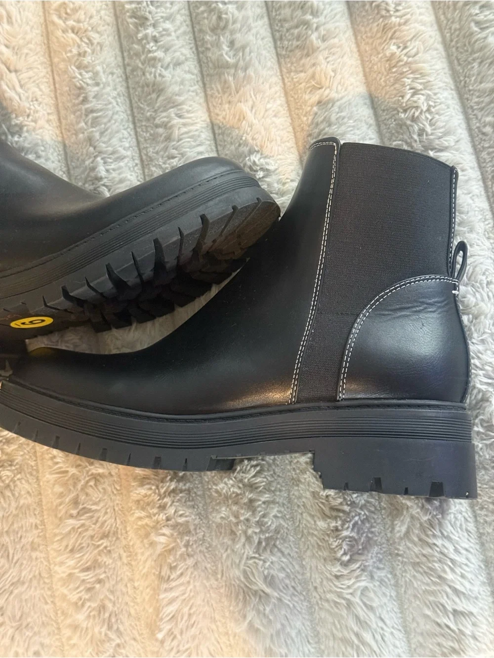Women’s Black Chelsea Lug Boots Sleek Slip-On Design Size 9
